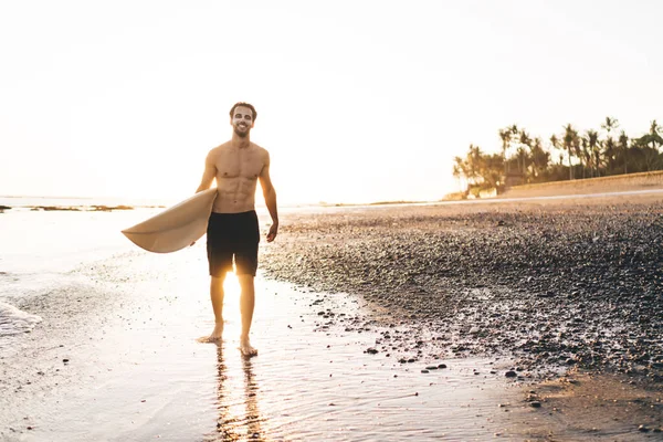 Feliz Surfista Masculino Caucásico Sonriendo Cámara Posando Costa Mientras Recrea —  Fotos de Stock