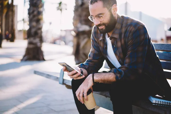 Turista Barbuto Con Bevanda Alla Caffeina Utilizzando Applicazione Cellulare Lettura — Foto Stock