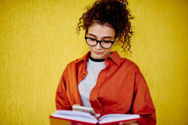 Seriöse Ethnische Studentin Lässigem Outfit Mit Brille Auf Leuchtend Gelbem — Stockfoto