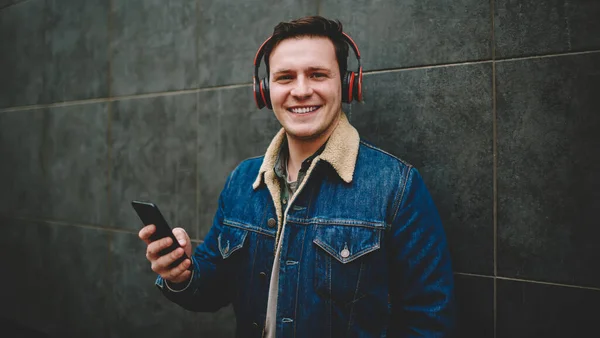 Wide Angle Male Toothy Smile Looking Camera Using Headphones While — Stock Photo, Image
