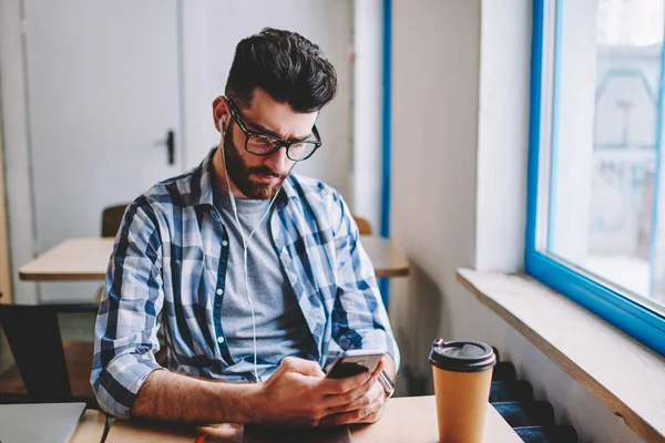 Koncentrerad Manliga Meloman Skapar Spellista Moderna Mobiltelefon Medan Sitter Kafé — Stockfoto