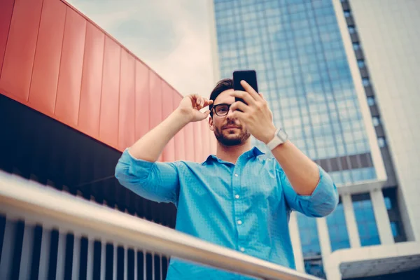 Kjekk Hipster Stilige Øyeklær Som Poserer Selfies Stående Bakgrunn Moderne – stockfoto