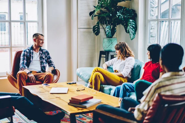 Joven Positivo Tiene Reunión Con Los Mejores Amigos Propio Apartamento —  Fotos de Stock