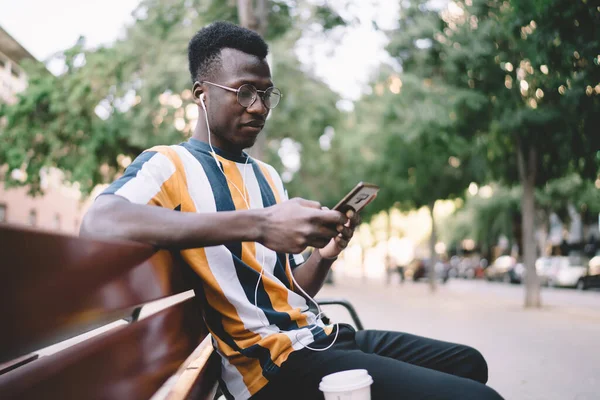 Millennial Hipster Brille Sucht Audio Inhalte Zum Herunterladen Auf Smartphone — Stockfoto