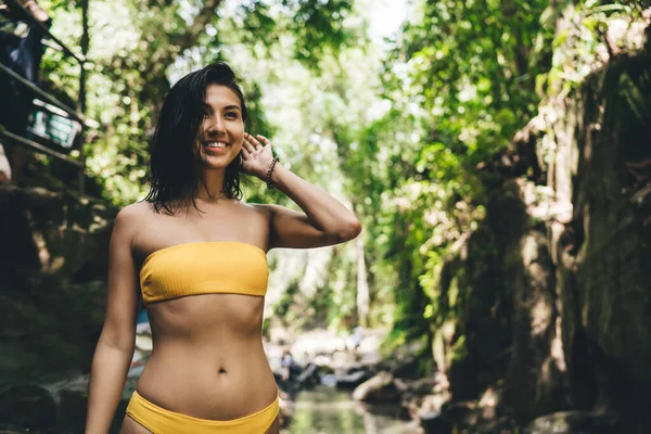 Jovem Senhora Feliz Tocando Cabelo Enquanto Estava Perto Selva Tropical — Fotografia de Stock