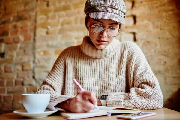 Nachdenkliche Studentin Lässiger Kleidung Die Mit Einer Tasse Kaffee Tisch — Stockfoto