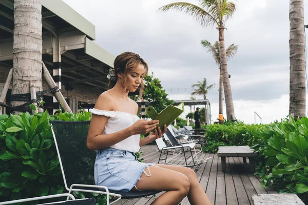 Sandalyeye Oturmuş Tropikal Bahçede Dinlenirken Günlükte Notlar Okuyan Gündelik Kıyafetli — Stok fotoğraf