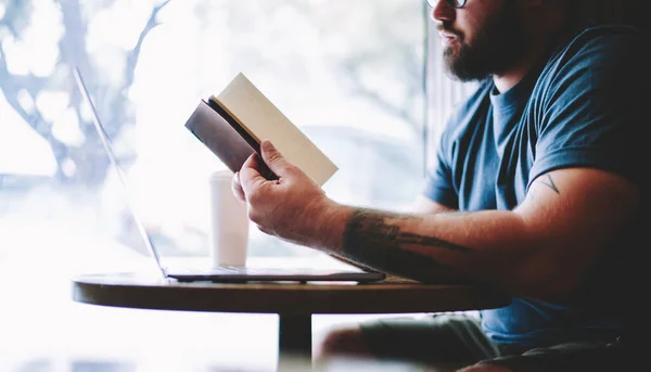 Seitenansicht Eines Bärtigen Mannes Der Mit Geöffnetem Laptop Tisch Sitzt — Stockfoto