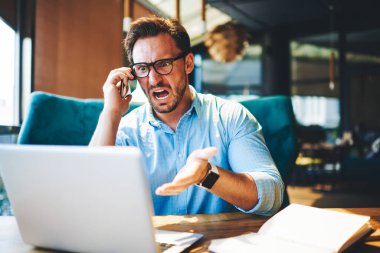 Deneyimli icra müdürü mobil bağırarak çalışan ile kavga ve kötü rapor ve proje ile başarısızlık hakkında çığlık, deli patron iş için uygulamada yazılım hataları hakkında kızgın