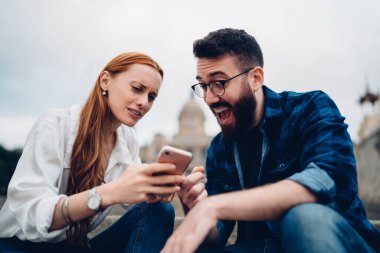  Milenyum Kafkasyalı hipster tatiller sırasında akıllı telefon mesajları için 4g internet kullanıyor.