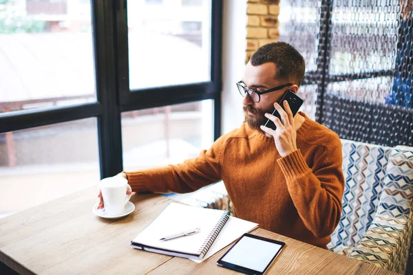 Bearded Male Looking Sitting Wooden Table Cup Coffee Making Phone — Foto Stock