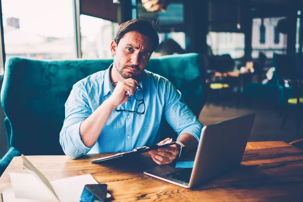 Sjekker Månedlig Arbeidsplan Ved Åpnet Bærbar Datamaskin Egen Stilig Kaffebar – stockfoto