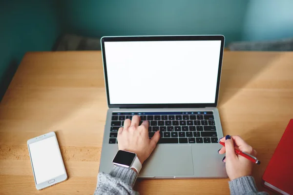 Arriba Recortar Mujer Anónima Suéter Smartwatch Utilizando Netbook Moderno Con —  Fotos de Stock