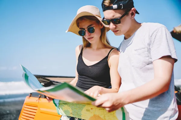 Pensativo Joven Mujer Hombre Traje Casual Gafas Sol Pie Cerca —  Fotos de Stock