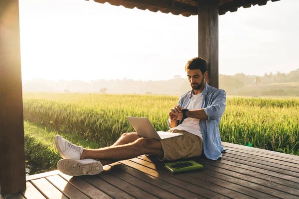 Kontrollieren Des Armbands Beim Surfen Laptop Während Der Arbeit Einem — Stockfoto