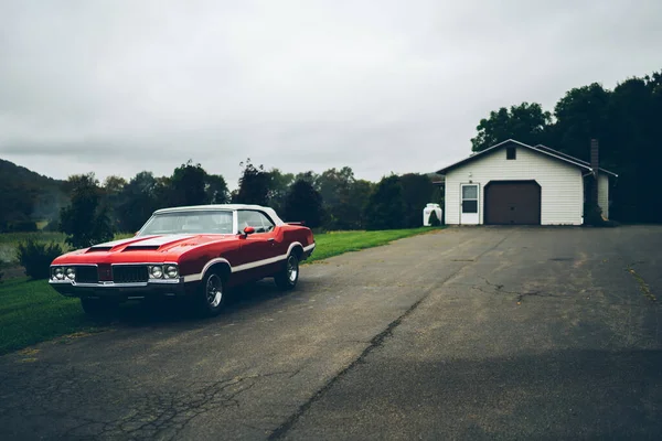 Piros Régi Évjárat Amerikai Autó Parkolt Közelében Kopott Pajta Vidéken — Stock Fotó