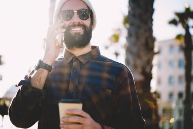 Kahveli mutlu Türk turistin gezintide arkadaş canlısı mobil iletişim kurma görüşü