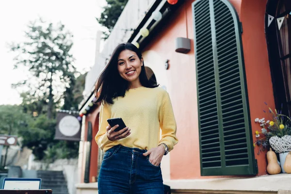 Happy Asian Hipster Meisje Met Moderne Smartphone Glimlachen Camera Tijdens — Stockfoto