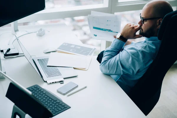 Von Oben Seitenansicht Eines Fokussierten Männlichen Unternehmers Formeller Kleidung Und — Stockfoto