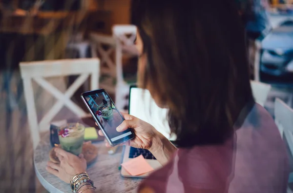 Vista Trasera Blogger Femenina Usando Cámara Teléfono Inteligente Moderna Para — Foto de Stock