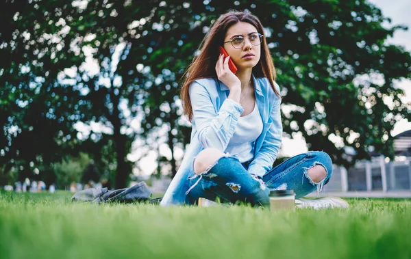 Donna Caucasica Pensierosa Occhiali Classici Che Parla Durante Comunicazione Internazionale — Foto Stock