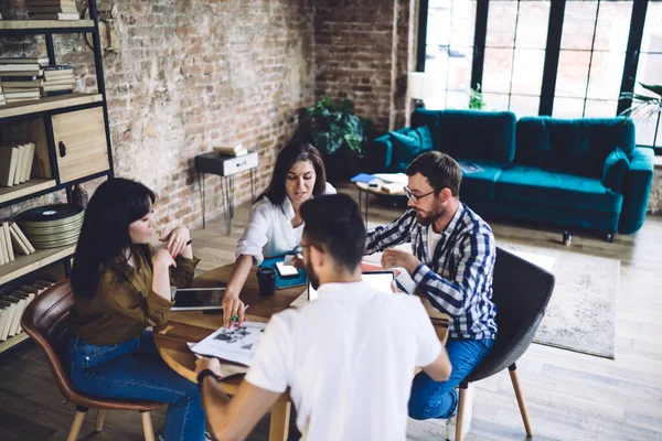 Estudiantes Masculinos Femeninos Inteligentes Discutiendo Papeleo Ideas Negocios Durante Una — Foto de Stock