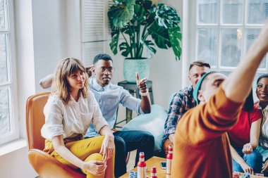 Neşeli gençler eğleniyor ve rekreasyon birlikte modern apartman dairesinde vaktinizi selfie fotoğraf yapmak için poz rahat kıyafet giymiş. Pozitif hipster çocuklar yurdunda dinlenme