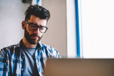 Kafası karışmış bir adam internetten internetteki internetteki Wi-Fi bağlantısını izliyor.