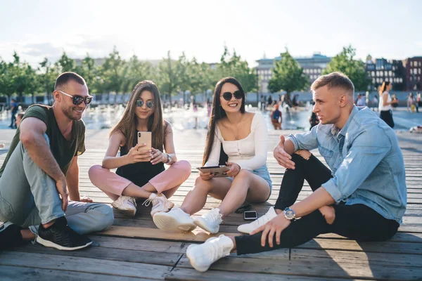 Jovens Mulheres Roupas Casuais Conversando Usando Dispositivos Enquanto Sentados Grande — Fotografia de Stock