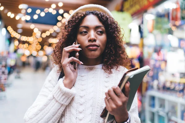  Çekici esmer tenli hippi kız milenyum cep telefonunu boş zamanlarında dolaşmak için kullanıyor.