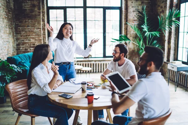 Cima Grupo Multiétnico Jovens Empresários Felizes Que Trabalham Conjunto Brainstorming — Fotografia de Stock