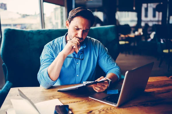 Empreendedor Masculino Concentrado Verificando Plano Negócios Projeto Fazer Trabalho Distância — Fotografia de Stock