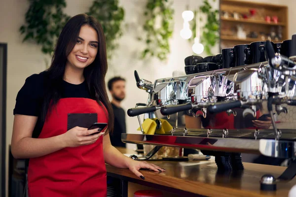 Professionele Brunette Vrouw Uniform Staan Aan Bar Cafetaria Met Mobiele — Stockfoto