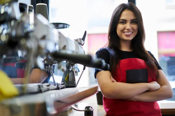 Kafe Üniformalı Neşeli Beyaz Kadın Garson Yerinde Aromalı Içecekler Yapmaya — Stok fotoğraf