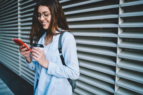 Happy Caucasian Millennial Vrouw Met Behulp Van Mobiele Telefoon Voor — Stockfoto