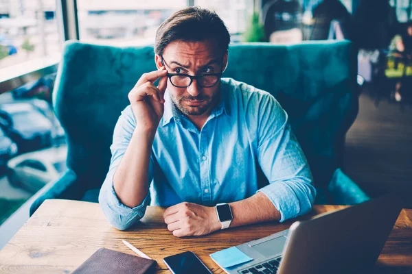 Guardando Altrove Seduto Sul Desktop Legno Con Computer Portatile Digitale — Foto Stock