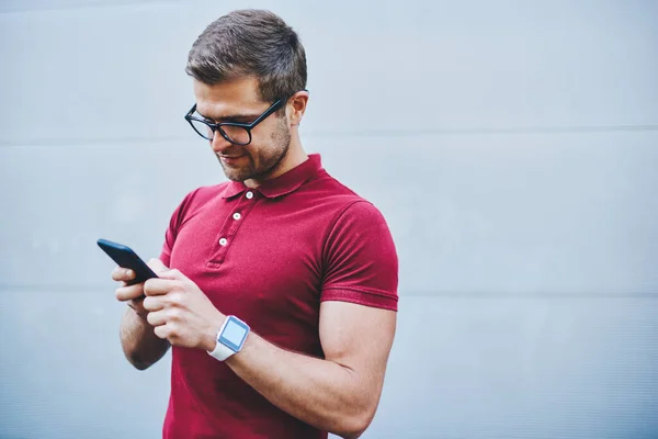 Geconcentreerde Man Met Baard Casual Outfit Browsen Mobiele Telefoon Terwijl — Stockfoto