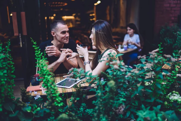 Feliz Casal Multicultural Amor Desfrutar Reunião Café Para Discutir Relacionamento — Fotografia de Stock