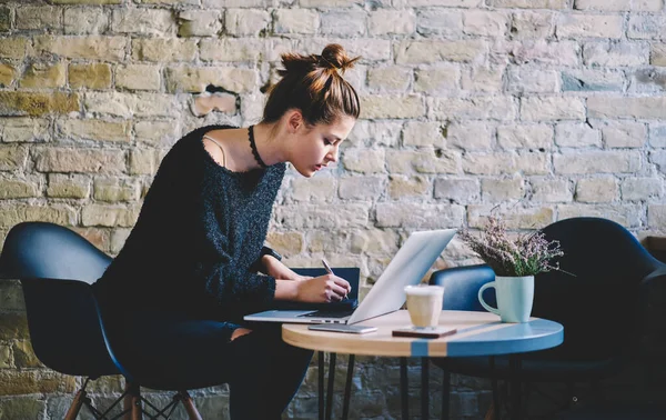 Vue Latérale Jeune Femme Concentrée Assise Une Table Bois Avec — Photo