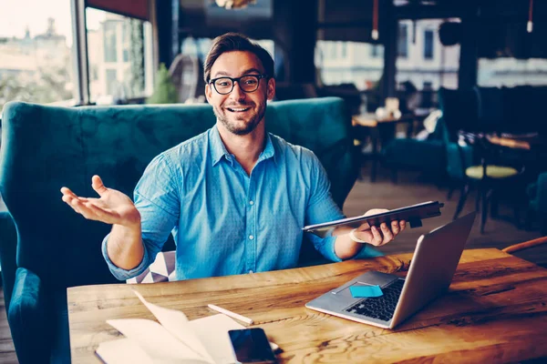 Porträt Eines Fröhlichen Geschäftsmannes Der Arbeit Und Beruf Genießt Und — Stockfoto