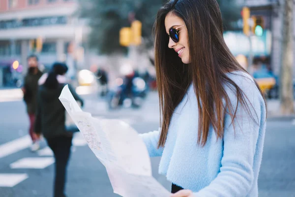 Chica Hipster Alegre Con Papel Orientación Explorar Ciudad Durante Las — Foto de Stock