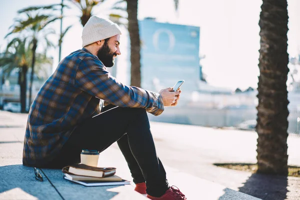 Millennial Hipster Chico Escribiendo Mensaje Texto Través Tecnología Teléfono Celular — Foto de Stock