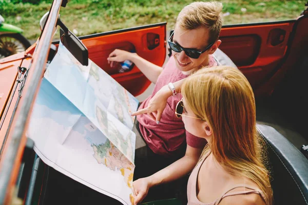 Cheerful Couple Summer Outfit Sunglasses Sitting Car Checking Paper Map — Fotografia de Stock