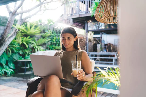 Señora Optimista Traje Casual Con Batido Mano Trabajando Línea Mediante —  Fotos de Stock