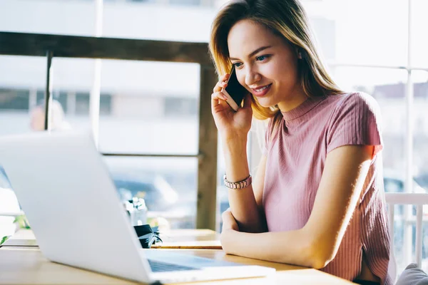 Akıllı Telefondan Konuşan Mutlu Bir Kadın Modern Dizüstü Bilgisayarda Görüntülü — Stok fotoğraf