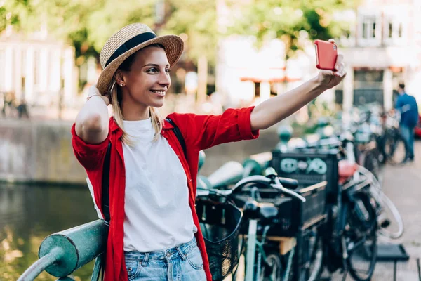 Jovem Mulher Positiva Tomando Auto Retrato Celular Moderno Enquanto Ponte — Fotografia de Stock