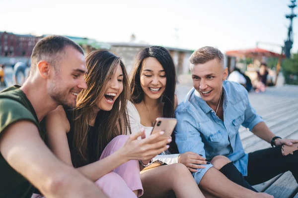 Grupo Amigos Emocionados Diversos Ropa Casual Sentados Banco Madera Parque —  Fotos de Stock