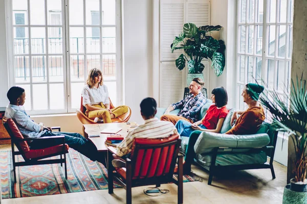 Group Relaxed Diverse People Sitting Comfortable Seats Table Communicating Each — Stock Photo, Image