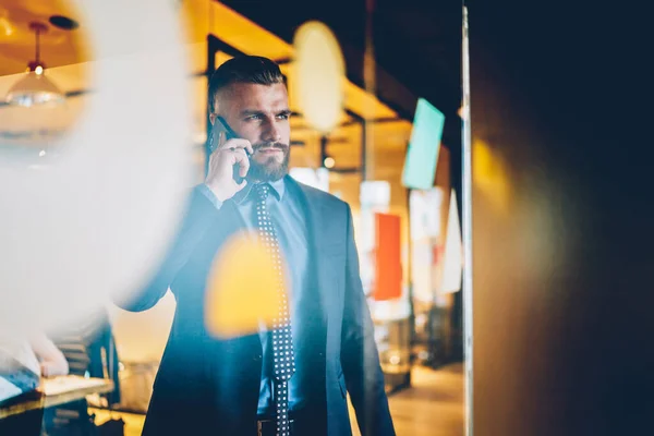 Grâce Verre Concentré Homme Affaires Heureux Costume Parlant Sur Téléphone — Photo