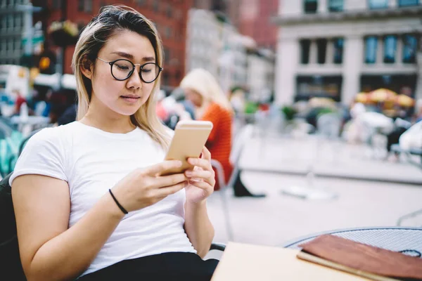 Millennial Hipster Dziewczyna Okularach Optycznych Pomocą Technologii Mobilnej Wiadomości Tekstowych — Zdjęcie stockowe